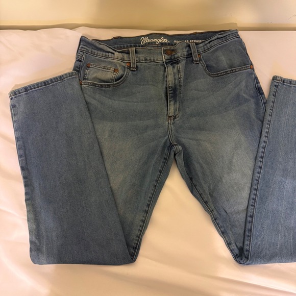Wrangler Men Regular‎ Straight Leg Light Wash Denim Jeans Casual Comfort 34x33 - Picture 2 of 13